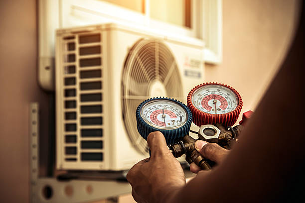 Professional Hvac technician working in Canyon Country, CA